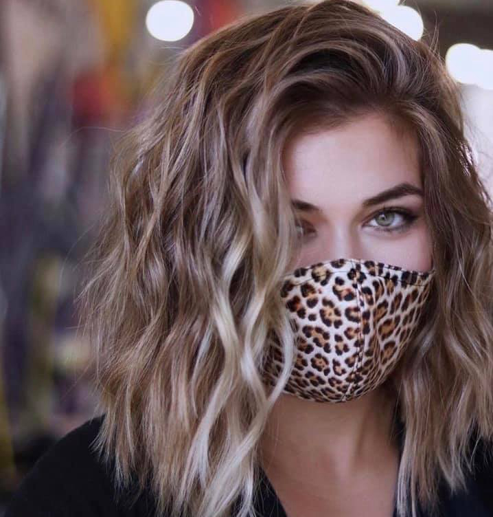 Jeune femme portant un masque dans un salon de coiffure